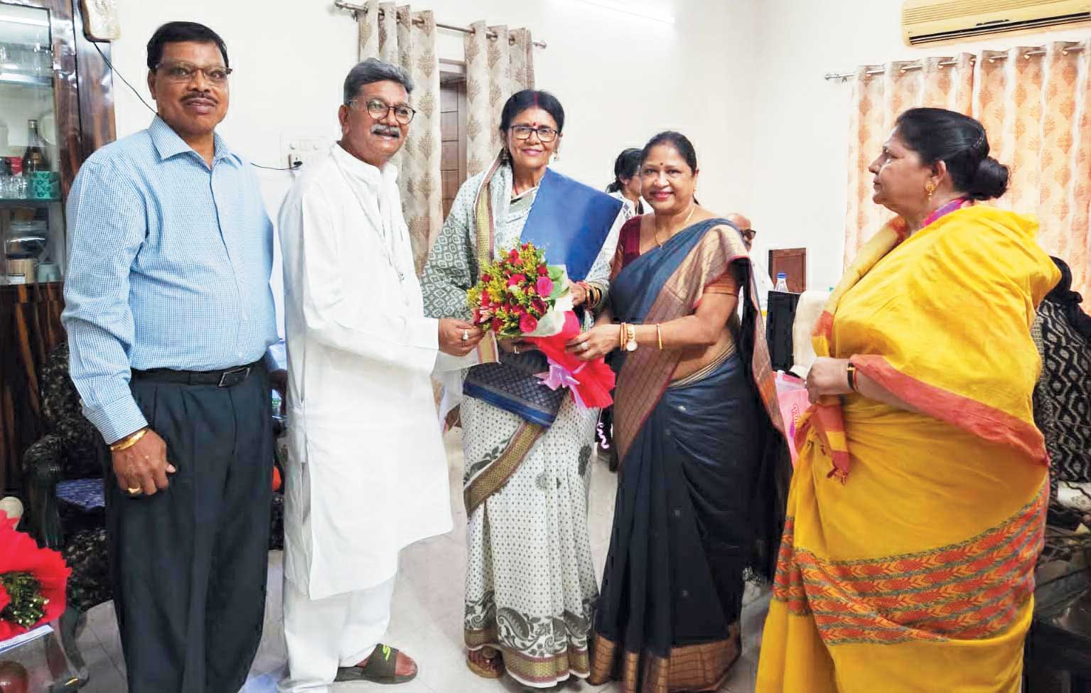 पूर्व विधायक ने ज्योत्सना से भेंट कर दी जीत की बधाई