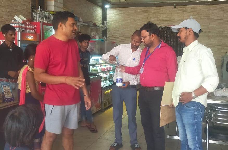 खाद्य पदार्थों की मानक व गुणवत्ता जांच के लिए नमूने