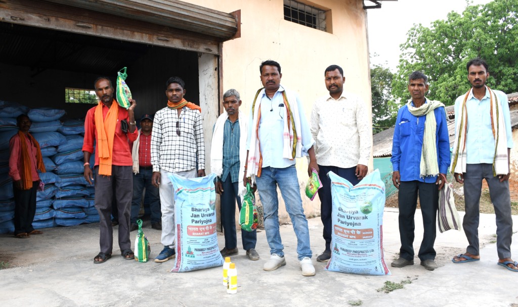 समितियों में पर्याप्त मात्रा में खाद-बीज उपलब्ध