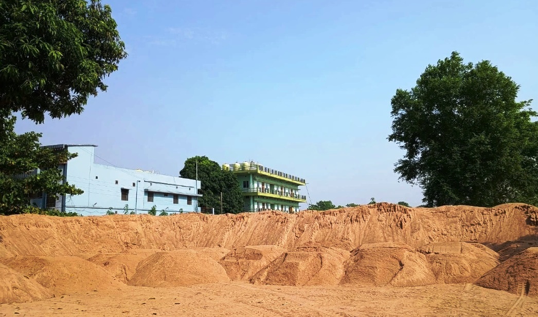 बारिश से पहले अवैध भंडारण, 200 ट्रक रेत जब्त