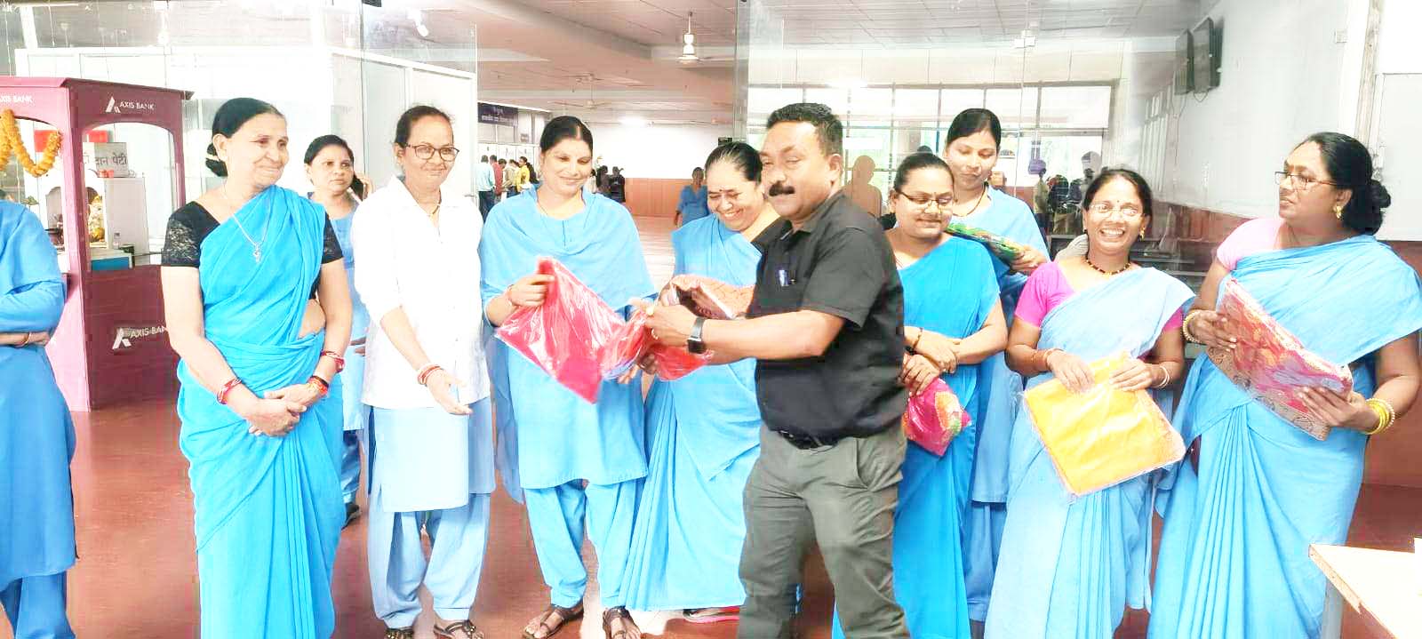 शासकीय मेडिकल कॉलेज की स्वच्छता दीदीयों को बांटी साडिय़ां