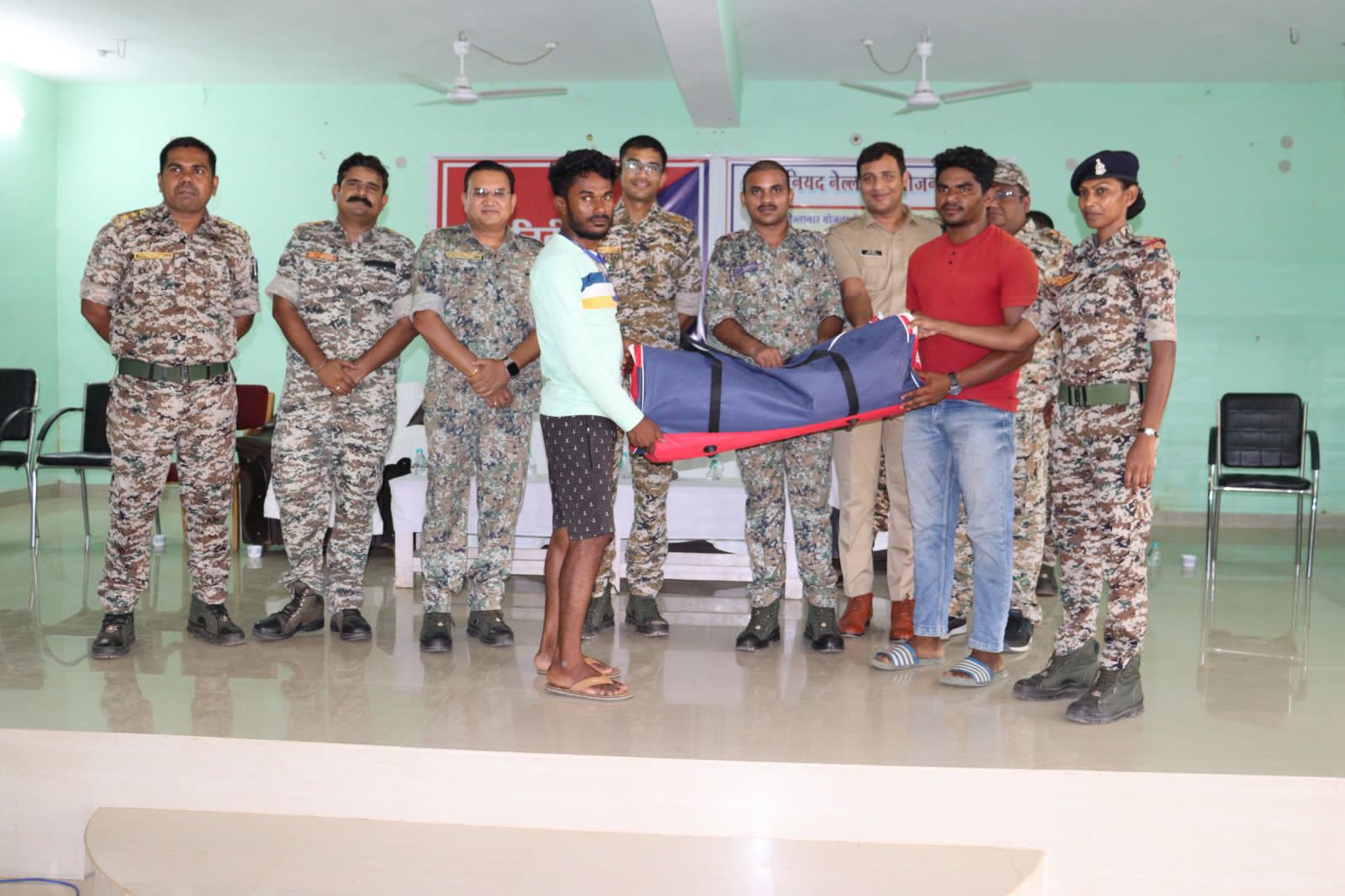 नक्सल इलाक़ों के युवाओं को खेल सामग्रियों का वितरण 