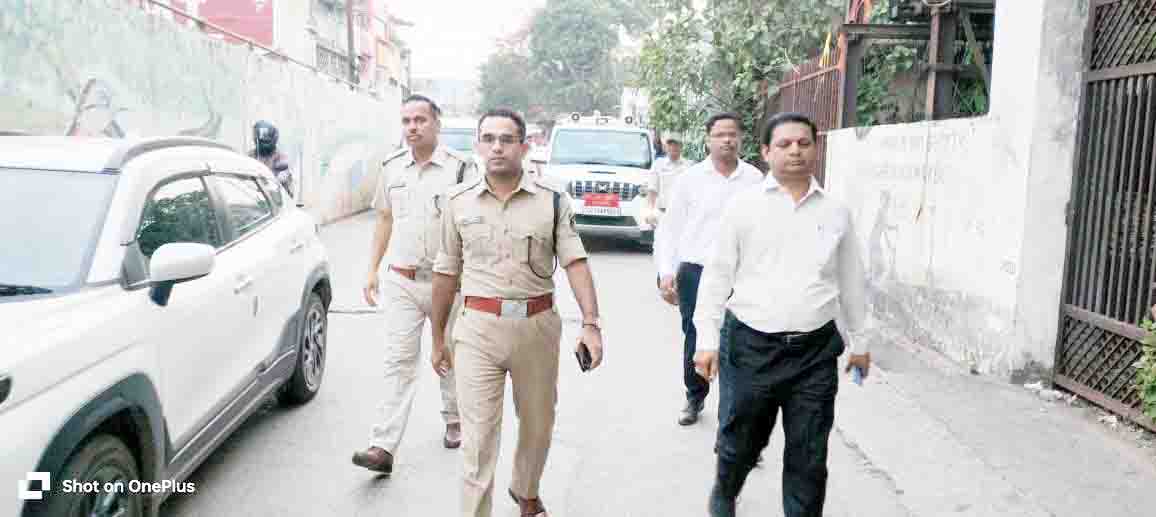 पैदल मार्च कर सडक़ तक सामान फैला दुकान लगाने वालों को समझाइश पैदल मार्च कर सडक़ तक सामान फैला दुकान लगाने वालों को समझाइश