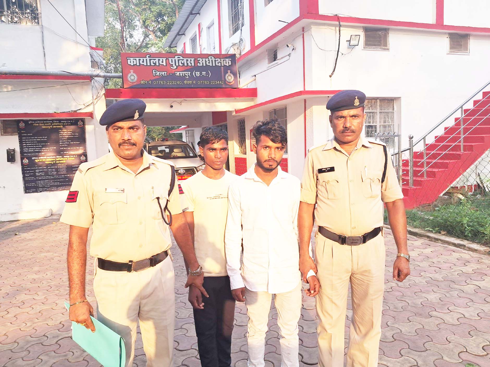 पुलिस ने फरार पशु तस्करों पर कसा शिकंजा, 2 गिरफ्तार 
