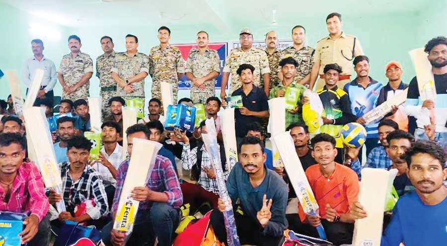 धुर नक्सल इलाकों के युवाओं को पुलिस ने खेल सामान बांटे