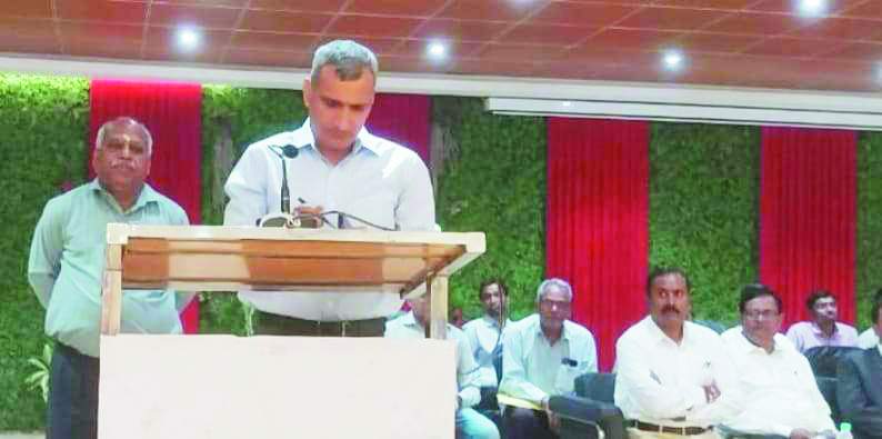 शिक्षक समय पर स्कूल आएं और तन्मयता के साथ बच्चों को पढ़ाएं