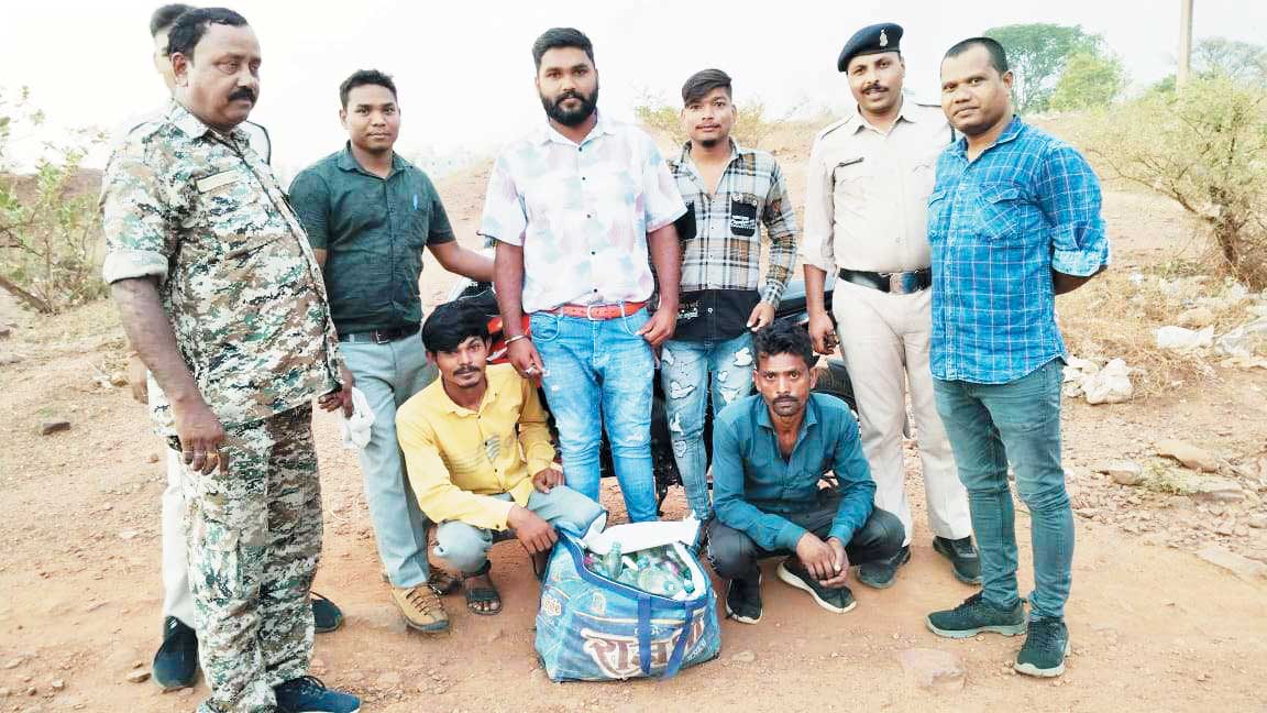 शराब संग दो आरोपी पकड़ाए