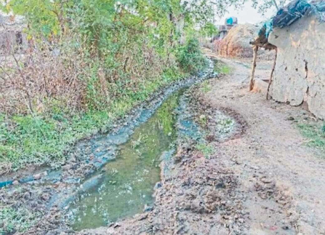 6 घंटे तक रुका मतदान, झाझाडीह में माह भर में कोई झांकने नहीं आया