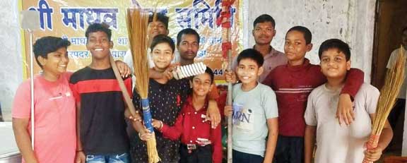 बाल स्वयंसेवकों ने की मंदिर में सफाई