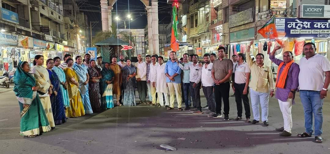 मोदी कीें शपथ पर भाजपाइयों ने बांटी मिठाईयां