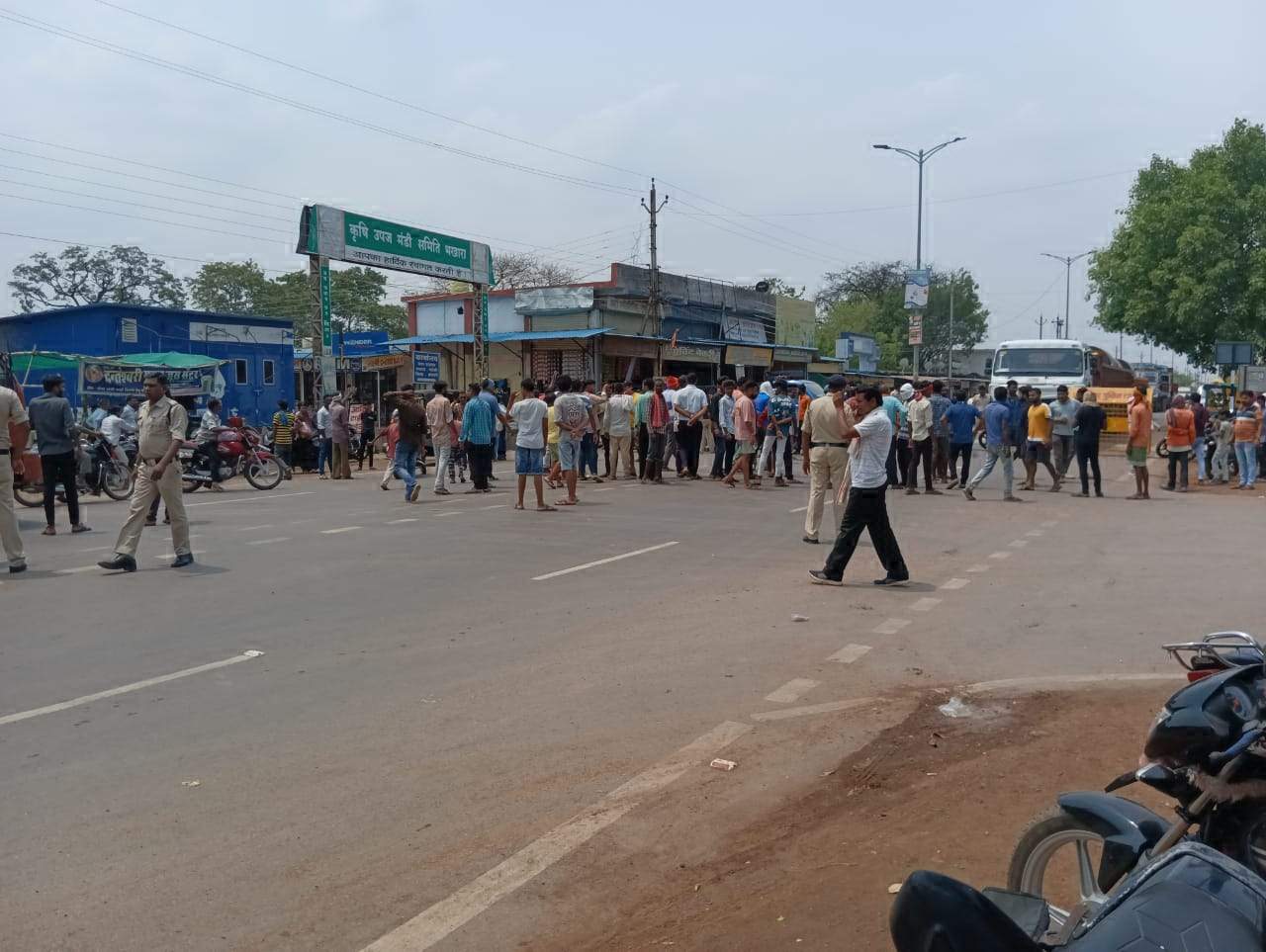 मॉर्निंग वॉक पर निकले दो युवकों को ट्रक ने रौंदा, एक की मौत, एक घायल मॉर्निंग वॉक पर निकले दो युवकों को ट्रक ने रौंदा, एक की मौत, एक घायल