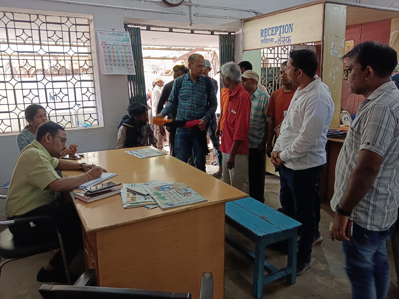 अवैध मुरूम में लगे वाहनों  को ग्रामीणों ने पकड़ा