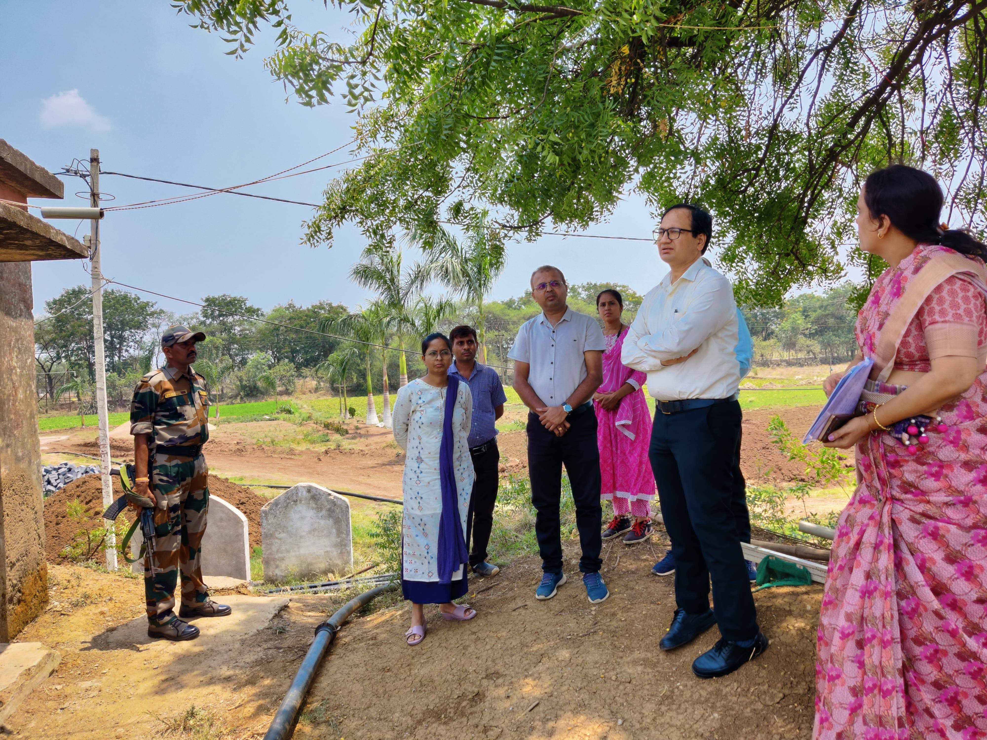 कलेक्टर ने किया कृषि विज्ञान केन्द्र सुरगी का भ्रमण