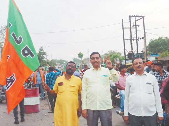 सरकार गठन और शपथ लेने की खुशी में भाजपाइयों ने निकाली बाइक रैली