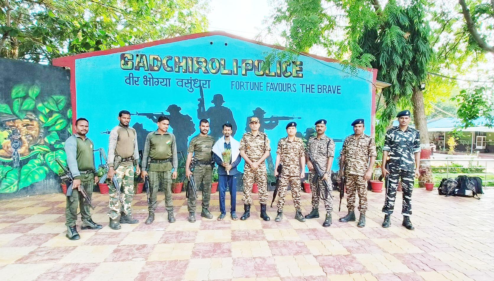 ईनामी नक्सली का समर्पण ईनामी नक्सली का समर्पण