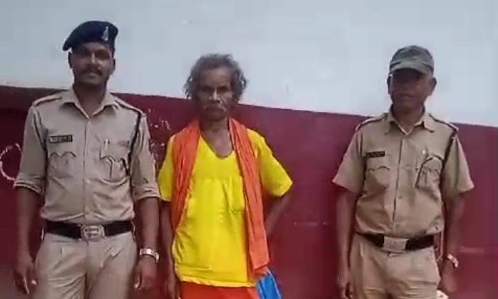 सार्वजानिक स्थान पर तलवार लहराते आरोपी गिरफ्तार सार्वजानिक स्थान पर तलवार लहराते आरोपी गिरफ्तार