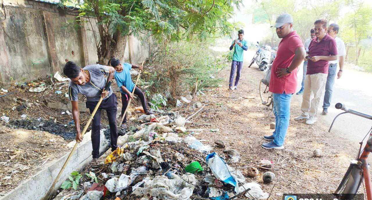 कचरा जलाने पर आयुक्त ने जताई नाराजगी कचरा जलाने पर आयुक्त ने जताई नाराजगी
