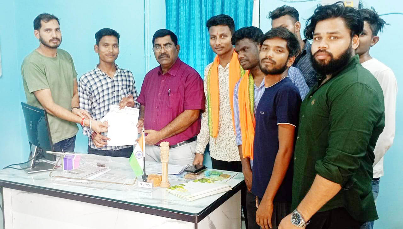 युवा मोर्चा ने शहर की नालियों के सफाई पर दिया ज्ञापन