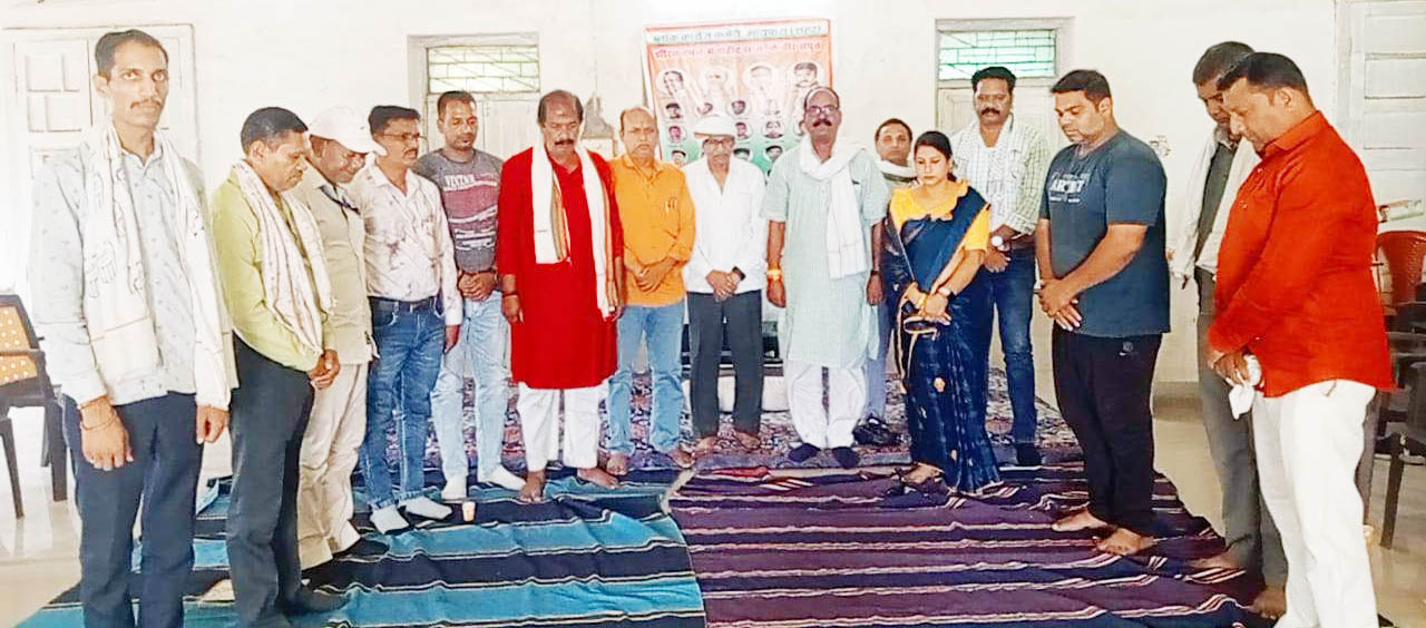 कांग्रेसियों ने विद्याचरण की पुण्यतिथि पर नमन किया कांग्रेसियों ने विद्याचरण की पुण्यतिथि पर नमन किया