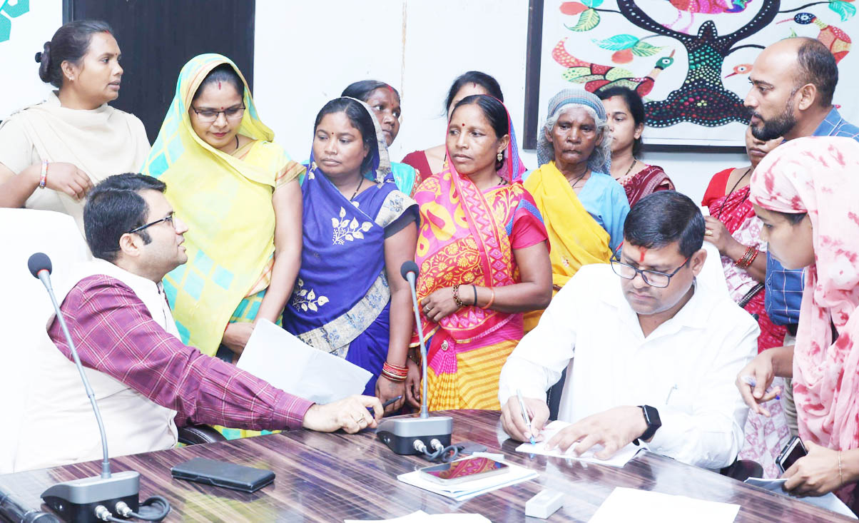 कलेक्टर जनदर्शन में अवैध कब्जा हटाने समेत कई मांगे