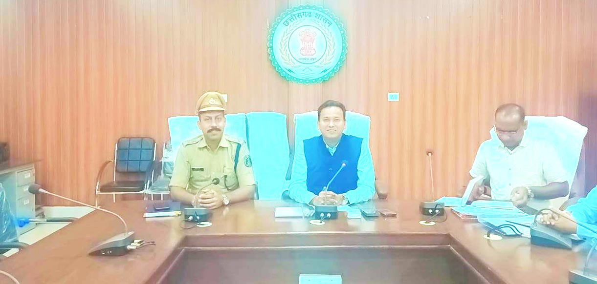 कलेक्टर-एसपी ने ली कानून व्यवस्था की बैठक