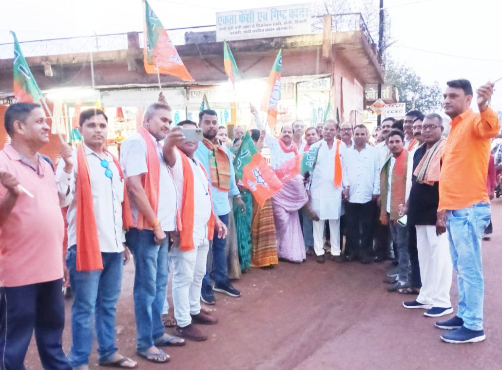 मोदी के तीसरी बार पीएम बनने पर भाजपा मंडल कार्यकर्ताओं ने आतिशबाजी कर मिठाई बांटी