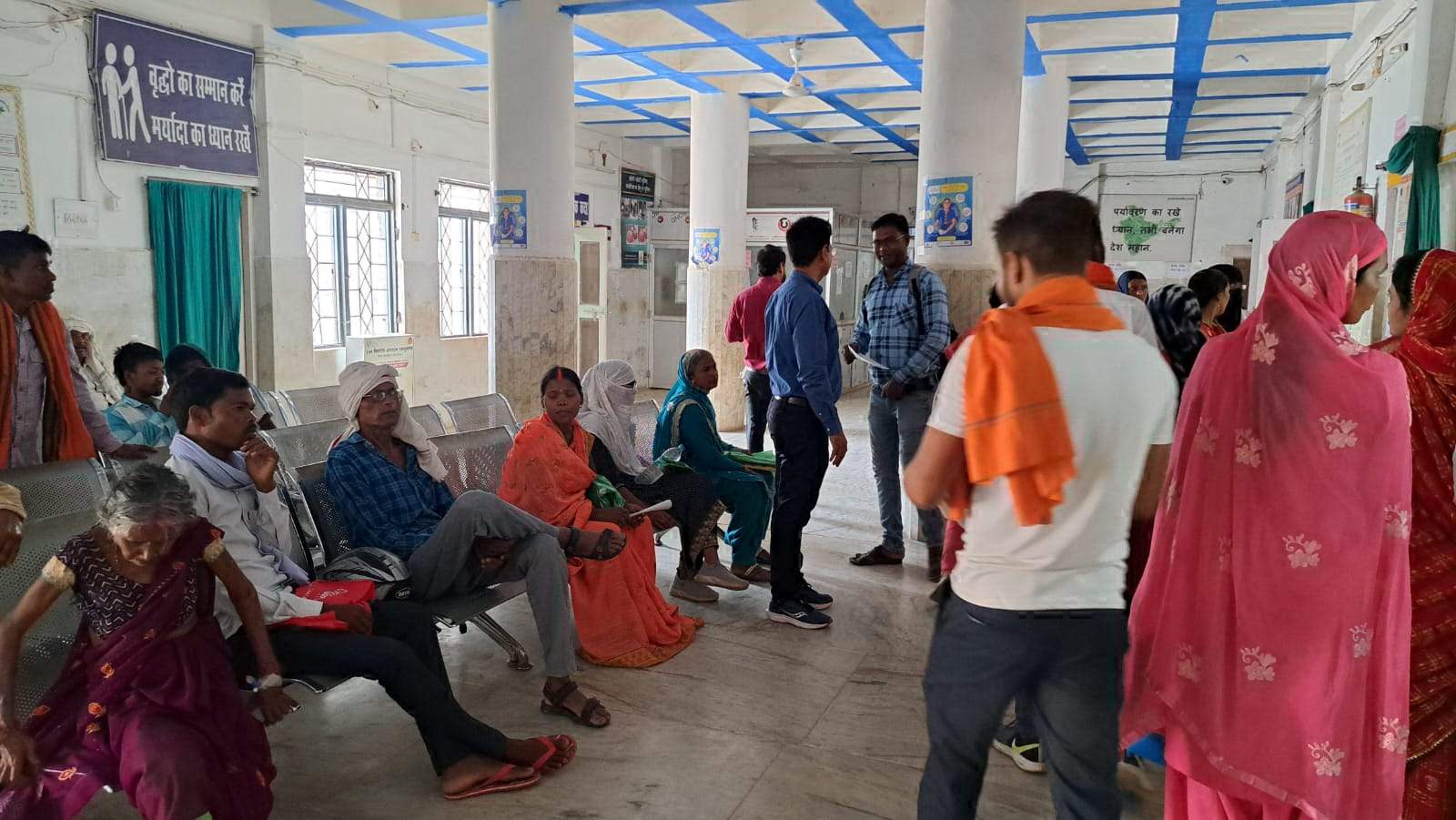 प्रतिदिन सैकड़ों मरीजों की आवाजाही के बीच 5 डॉक्टर बिना सूचना गायब