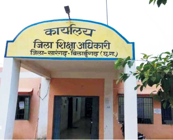 डीईओ के खिलाफ मानसिक प्रताडऩा का आरोप, कलेक्टर से गुहार डीईओ के खिलाफ मानसिक प्रताडऩा का आरोप, कलेक्टर से गुहार