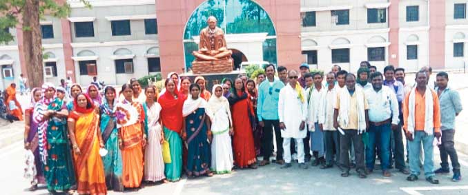  वन अधिकर पत्र की मांग को लेकर क्लेक्टोरेट पहुंचे ग्रामीण