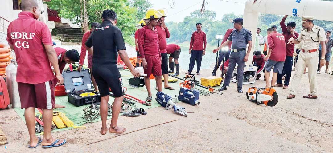 बाढ़ आपदा से बचाव के लिए मॉकड्रिल बाढ़ आपदा से बचाव के लिए मॉकड्रिल