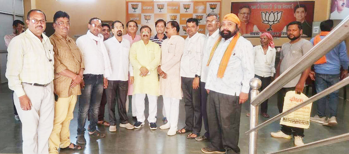 भाजपा कार्यालय में सांसद पांडे का स्वागत भाजपा कार्यालय में सांसद पांडे का स्वागत