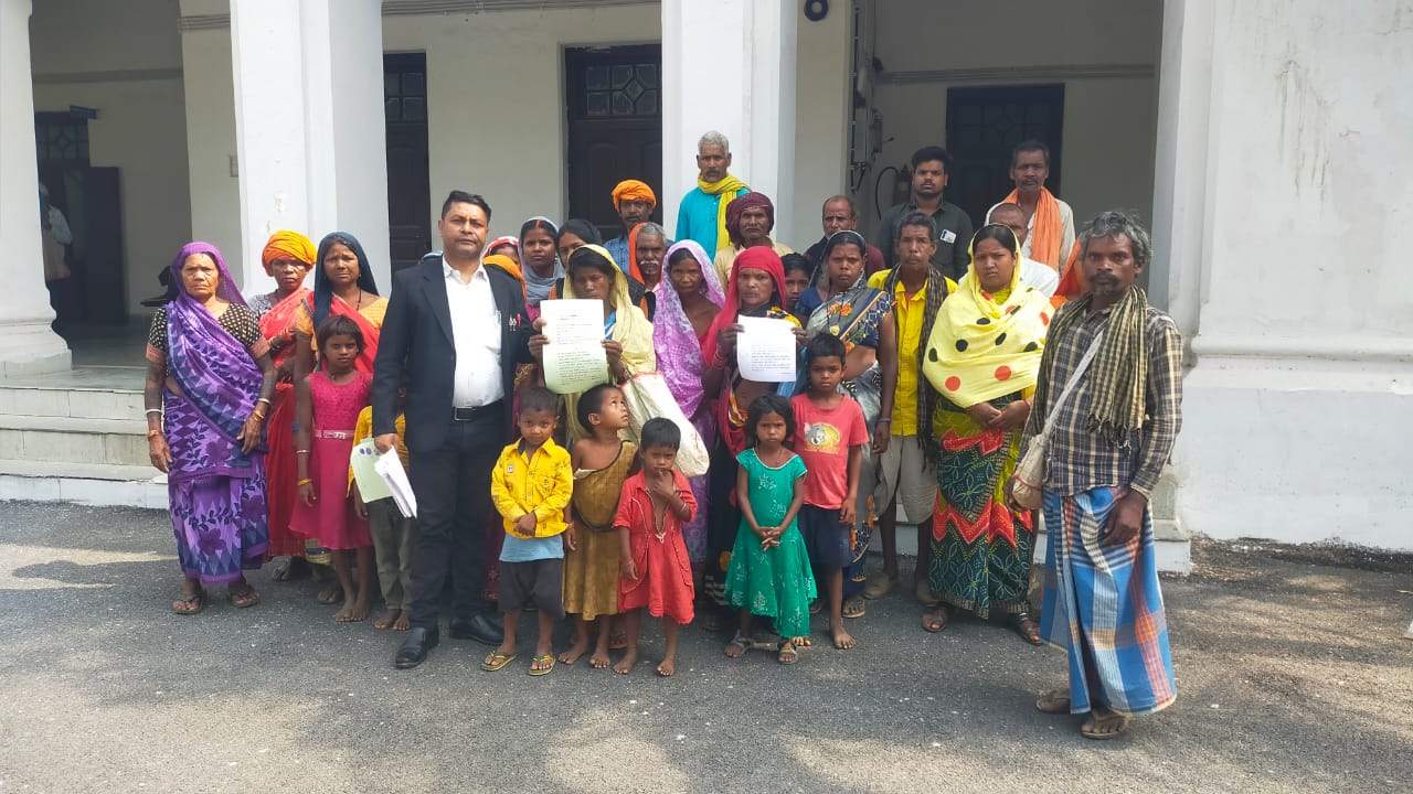 राष्ट्रपति के दत्तक पुत्र पंडो जनजाति ने जमीन बचाने कलेक्टर को सौंपा ज्ञापन राष्ट्रपति के दत्तक पुत्र पंडो जनजाति ने जमीन बचाने कलेक्टर को सौंपा ज्ञापन