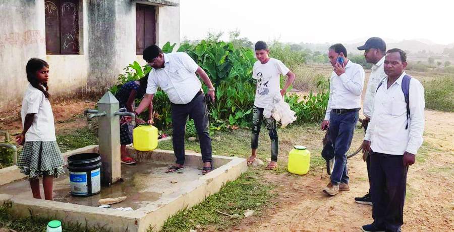 सौर ऊर्जा पाइप  टूटी, पानी की किल्लत, सीईओ ने भेजा टैंकर