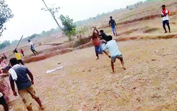 शौचालय बनवा रहे परिवार पर एक दर्जन लोगों ने लाठी-डंडे और टांगी से किया हमला, एक गंभीर शौचालय बनवा रहे परिवार पर एक दर्जन लोगों ने लाठी-डंडे और टांगी से किया हमला, एक गंभीर