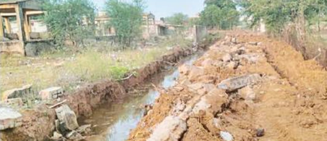 मानसून की दस्तक के साथ ही नाला बनाने का काम शुरू किया
