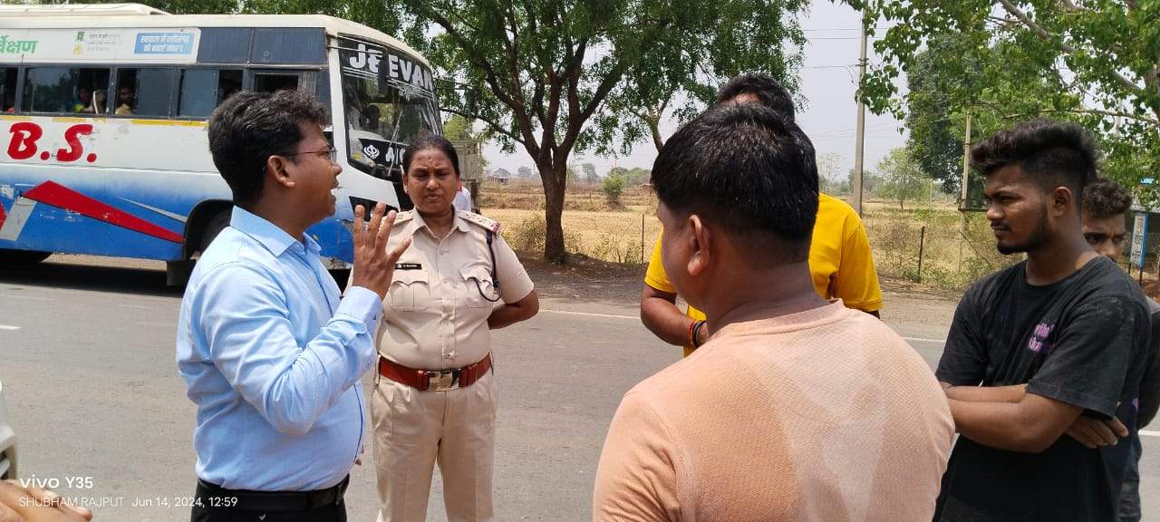 14 वाहनों पर कार्रवाई कर समन शुल्क वसूला