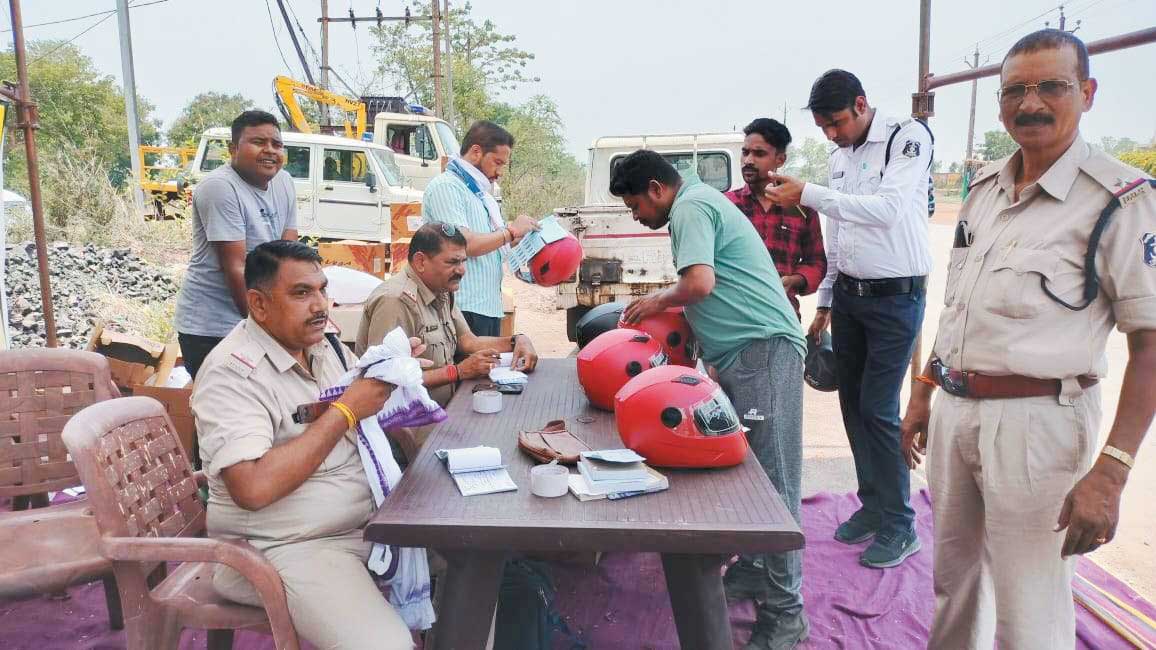 यातायात पुलिस बिना हेलमेट वाहन चालकों का काट रही चालान यातायात पुलिस बिना हेलमेट वाहन चालकों का काट रही चालान