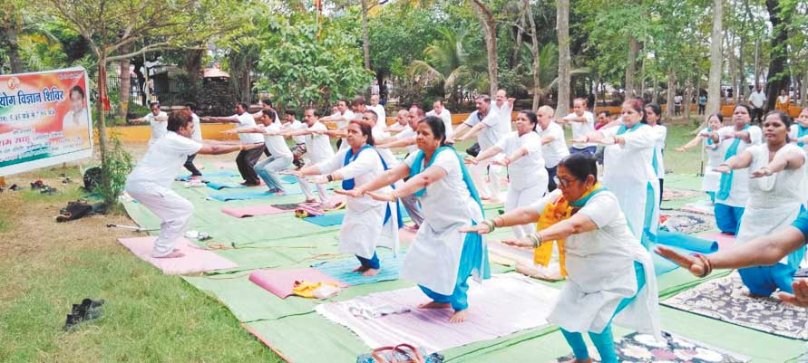 अंतराष्ट्रीय योग दिवस के लिए प्रशिक्षण अनुपम गार्डन में अंतराष्ट्रीय योग दिवस के लिए प्रशिक्षण अनुपम गार्डन में
