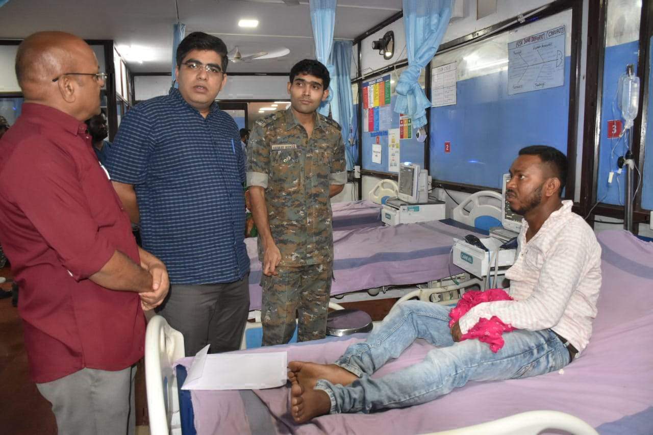 कलेक्टर-एसपी ने बस दुर्घटना में घायल मरीजों का लिया हाल चाल