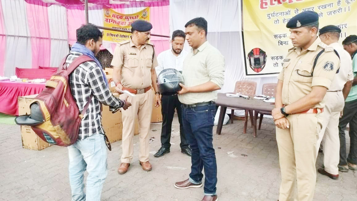 एसपी ने बिना हेलमेट वाहन चालकों को दी समझाइश, हेलमेट गिफ्ट एसपी ने बिना हेलमेट वाहन चालकों को दी समझाइश, हेलमेट गिफ्ट