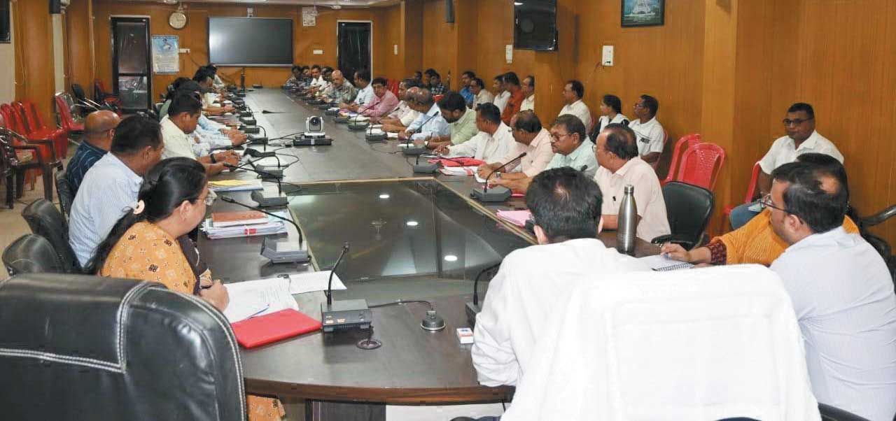 मैदानी अधिकारी-कर्मचारी मुख्यालय में उपस्थित रहे-कलेक्टर