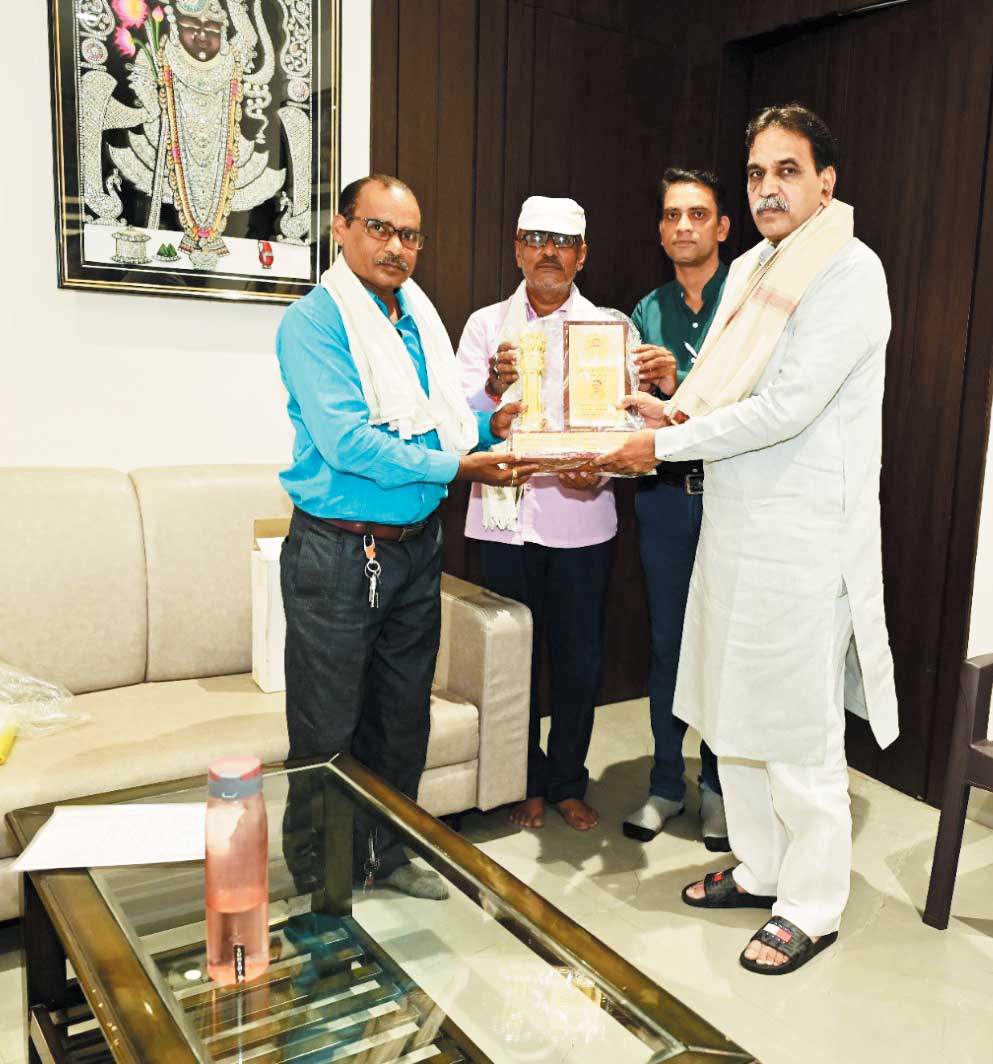 भोई महासभा अध्यक्ष ने राजेश मूणत से की मुलाकात भोई महासभा अध्यक्ष ने राजेश मूणत से की मुलाकात