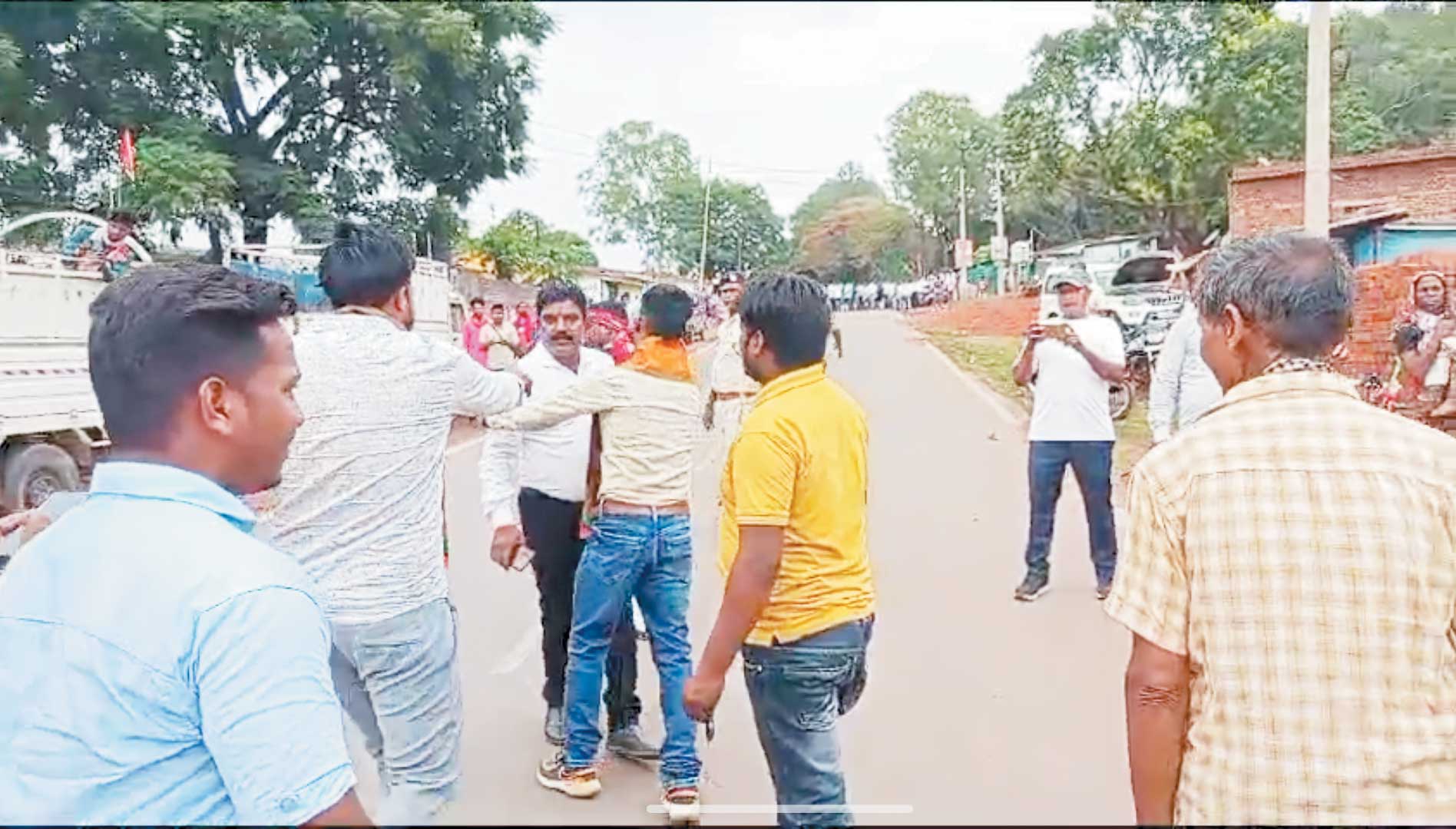 सांसद के स्वागत में विवाद, वीडियो फैला सांसद के स्वागत में विवाद, वीडियो फैला