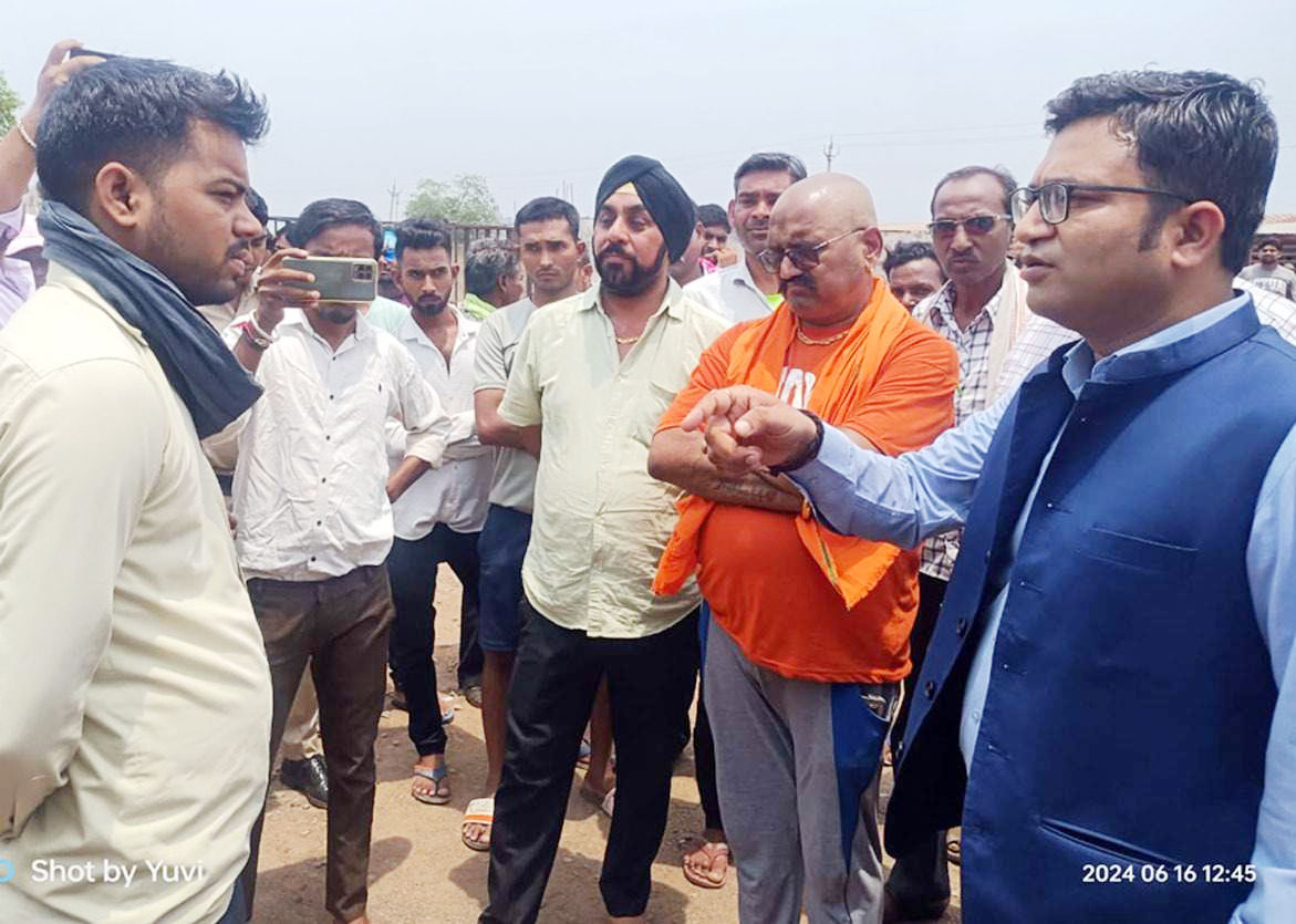ओवर रेट में शराब, भाजपा कार्यकर्ताओं का हंगामा ओवर रेट में शराब, भाजपा कार्यकर्ताओं का हंगामा