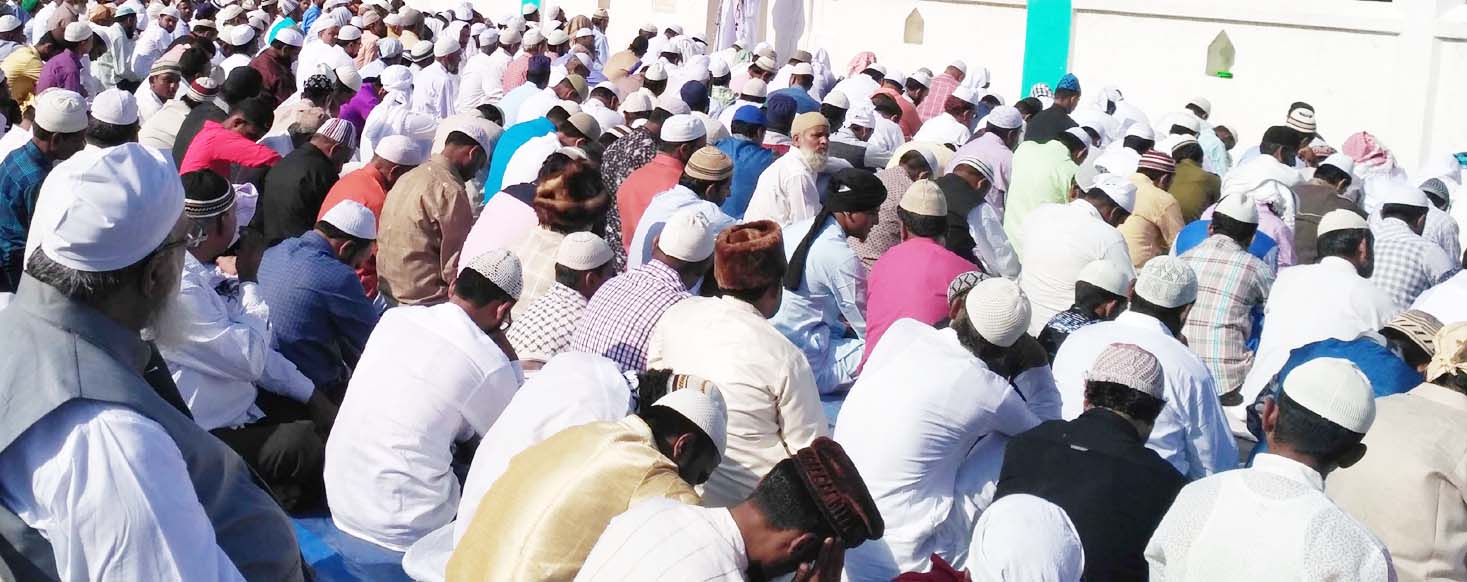 बकरीद, नमाज के बाद गले मिलकर दी मुबारकबाद