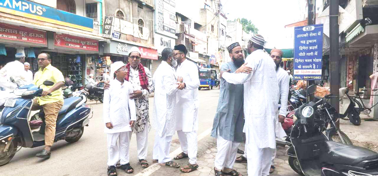 मस्जिदों में इंसानियत के हक में की दुआएं