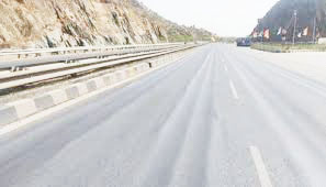 सडक़ पर भारी मालवाहक ों के पहिए के निशान उभर आए 