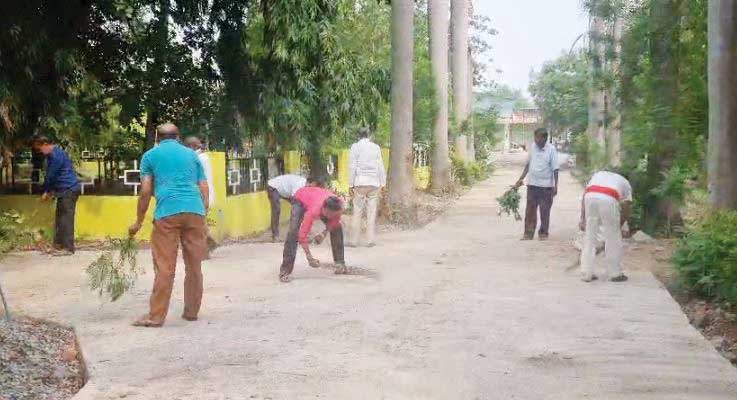 जनसहयोग के सदस्यों ने की मुक्तिधाम की सफाई
