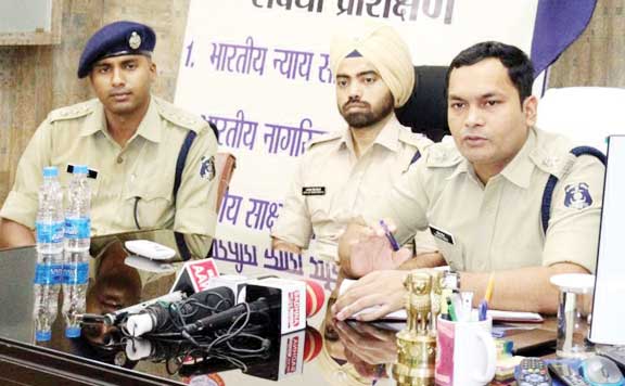 नवीन कानून संहिता की धाराओं की दी जानकारी, कानून व्यवस्था सहित सुरक्षा पर चर्चा नवीन कानून संहिता की धाराओं की दी जानकारी, कानून व्यवस्था सहित सुरक्षा पर चर्चा