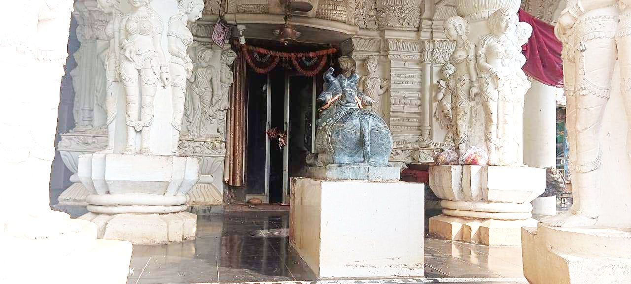 जतमई मंदिर की दानपेटी तोडक़र चोरी घटनास्थल पर मिले खून के छींटे जतमई मंदिर की दानपेटी तोडक़र चोरी घटनास्थल पर मिले खून के छींटे